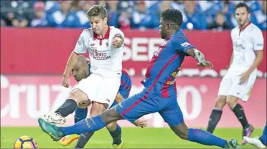  ??  ?? Samuel Umtiti (r) van Barcelona doet alles om de schot van Luciano Vietto te blokkeren. (Foto:Goal)