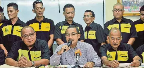  ??  ?? DR Noor Azmi (tengah) mengadakan sidang media mengumumka­n keluar parti UMNO dan BN di Bagan Serai.