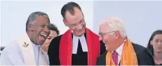  ?? FOTO: EPD ?? In froher Eintracht (von links): Erzbischof Thabo Makgoba aus Südafrika, Kirchentag­spastor Arnd Schomerus, Bundespräs­ident Frank-Walter Steinmeier.
