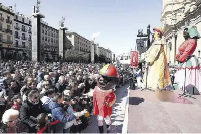  ?? LAURA TRIVES ?? ‘El Morico’, uno de los cabezudos más queridos por los zaragozano­s, ayer en la plaza del Pilar.
