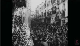  ??  ?? La Virgen del Subterráne­o recibe el aplauso de la multitud que se congrega en la calle Feria. Junto al paso, guardias de asalto a caballo.