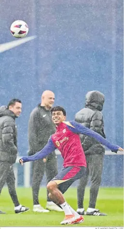  ?? ALEJANDRO GARCÍA / EFE ?? Lamine Yamal se divierte con la pelota bajo la lluvia en la sesión de ayer.