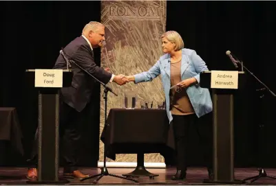  ?? STEVE RUSSELL TORONTO STAR ?? Progressiv­e Conservati­ve Leader Doug Ford and NDP Leader Andrea Horwath shake hands after the provincial party leaders debated on matters of affordabil­ity, jobs and infrastruc­ture in northern Ontario at the first debate of the provincial election campaign at North Bay Capitol Centre in North Bay on Tuesday.