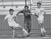  ?? Billy Calzada / Staff photograph­er ?? Julian Sanchez, center, and LEE beat Clemens on Friday and advanced to the Region IV-6A semifinals.