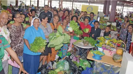  ?? Photo: Ronald Kumar ?? LAqErE MArkEt vEnDors DonAtED vEGEtABlEs to pEoplE oF tHE HART AnD FAtHEr LAw HomE on JunE 24, 2020.