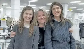  ?? SPECIAL TO THE EXAMINER ?? Filmmaker Patricia Rozema (centre) meets with Mouthpiece creators Norah Sadava (left) and Amy Nostbakken. Mouthpiece comes to Market Hall Feb. 3, and has been made into a film by Rozema.