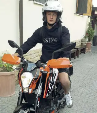  ?? ?? Leonardo Lamma, 19 anni, è morto in un incidente di moto a corso Francia lo scorso 7 aprile. I suoi genitori chiedono «giustizia e verità»