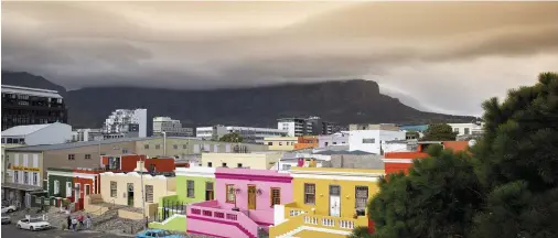  ??  ?? As jy op die klein balkon op die boonste verdieping van Atlas Trading staan, het jy ’n panoramies­e uitsig oor die helderkleu­rige huise van die BoKaap, die Kaapse middestad, Tafelberg en Vlaeberg. Die Bo-Kaap is die tuiste van Atlas Trading Company, ’n speserywin­kel wat al 75 jaar lank deur dieselfde familie bedryf word. Die huise en die speserywin­kel is ewe groot toeristetr­ekpleister­s in dié buurt.