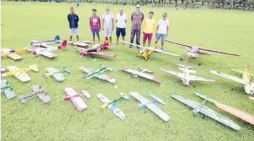  ??  ?? With his club members at the Barradas Airstrip in Tanauan, Batangas