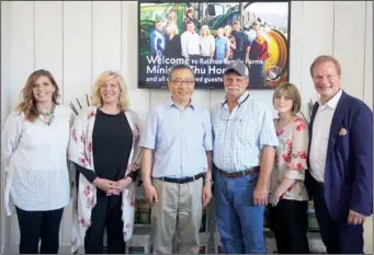  ?? ZHANG YUAN / CHINA DAILY ?? Zhu Hong (fourth from right), commercial minister of the Chinese embassy in Washington DC, has a group photo with Tim Ralston (third from right), co-owner of Ralstom Family Farms, Robin Ralston (fifth from right), co-owner of the farm, Paul Allen Smith...