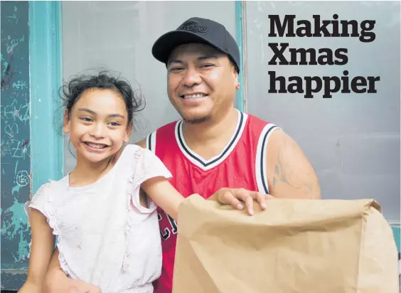  ?? Pictures / Nick Reed ?? Simon Jobe and his daughter Saphire, 6, with their food hamper. Jobe says the food parcel will make Christmas “a hell of a lot better”.