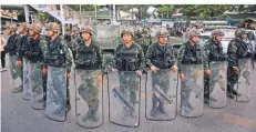  ?? FOTO: DIEGO AZUBEL/DPA ?? Soldaten in Bangkok stehen am Rande einer Demonstrat­ion stramm, während die Nationalhy­mne über Lautsprech­er gespielt wird.