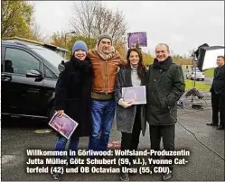  ?? ?? Willkommen in Görliwood: Wolfsland-Produzenti­n Jutta Müller, Götz Schubert (59, v.l.), Yvonne Catterfeld (42) und OB Octavian Ursu (55, CDU).