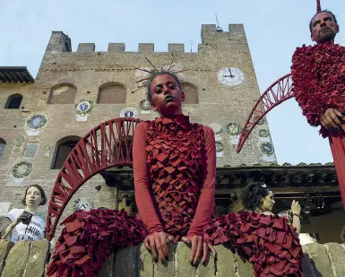  ?? (accanto: Diabolus, foto Lisa Barcaiuolo) ?? Da sapere Il festival internazio­nale del teatro di strada Mercantia si terrà a Certaldo dal 15 al 19 luglio. In programma oltre cento spettacoli a sera che spaziano dalla danza aerea in verticale al mimo, dal circo al cabaret, dal teatro di ricerca al...