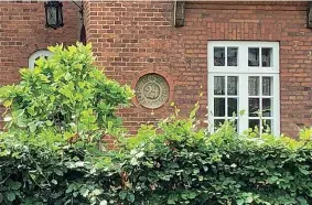  ??  ?? Numero 24 La casa della famiglia Eriksen nel quartiere Hunderup a Odense, la terza città della Danimarca. Il numero è il 24, lo stesso che il giocatore ha scelto quando è arrivato all’Inter