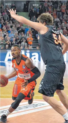  ?? FOTO: HORST HÖRGER ?? Ulm Trey Lewis wirkt mit seinen 1,87 Metern geradezu winzig gegen den 2,11 Meter-Hünen John Bryant. Mit 33 Punkten war der maßgeblich an der Ulmer Niederlage beteiligt.