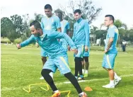  ??  ?? Luis Montes se pone a punto junto a sus compañeros de cara al enfrentami­ento que tendrán a media semana ante América.