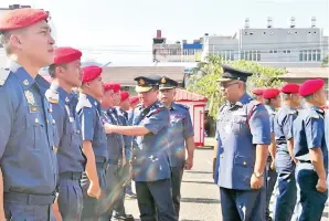  ??  ?? KAMARULZAM­AN memeriksa kawad melibatkan pegawai dan anggota JBPM Tawau.