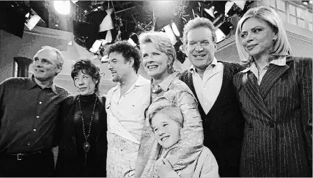  ?? TONY ESPARZA THE ASSOCIATED PRESS ?? The cast of “Murphy Brown” react after taping their final episode in 1998. They are, from left, Joe Regalbuto, Lily Tomlin, Robert Pastorelli, Candice Bergen, Haley Joel Osment, Charles Kimbrough and Faith Ford.