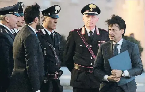  ?? TIZIANA FABI / AFP ?? Giuseppe Conte (derecha), a su llegada anoche al Quirinal para reunirse con el presidente Mattarella