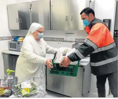  ??  ?? Entrega de alimentos de Mercadona a uno de los comedores sociales de la provincia.