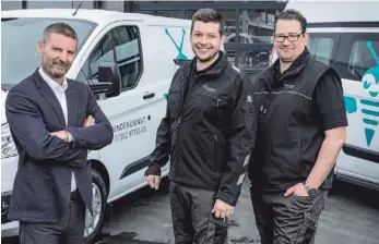  ??  ?? Nah am Kunden: Stefan Ackermann mit seinen beiden neuen Servicetec­hnikern Kevin Rössler und Mario Müller (von links).