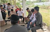  ?? - People go networks/via Reuters ?? NEGOTIATIO­NS: Community negotiates with police in Bangkok, Thailand, January 20, 2018 in this picture obtained from social media.