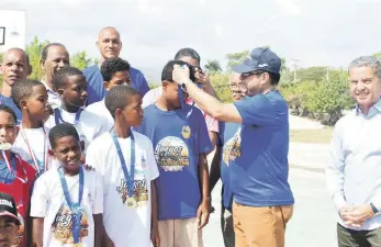  ?? ?? El ministro Francisco Camacho premia a los ganadores de baloncesto infantil.