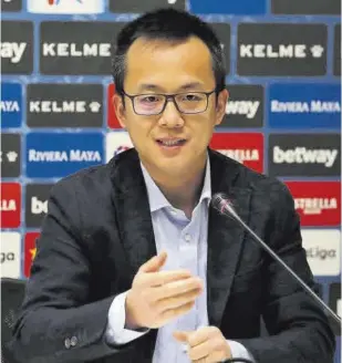  ?? //RCDE ?? Mao Ye, CEO del Espanyol, explicó los planes del club con varios de los jugadores del equipo