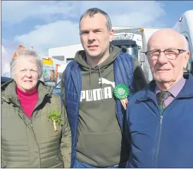  ?? (Pic: John Ahern) ?? John Higgins, from Knocklong, right, in the company of locals, Eileen and Brendan O’Dwyer, at last Sunday’s parade in Ballylande­rs.