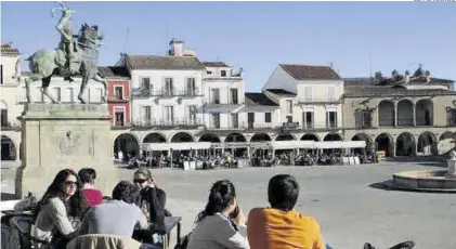  ?? EL PERIÓDICO ?? Terrazas de la plaza Mayor de Trujillo en una foto de archivo.