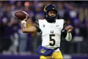  ?? STEPH CHAMBERS – GETTY IMAGES ?? Cal's Sam Jackson V passes during the fourth quarter against the Washington Huskies last week in Seattle.