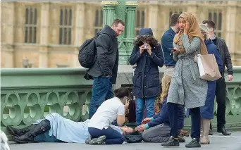  ??  ?? La foto che ha fatto il giro del mondo dopo l'attentato a Westminste­r del 22 marzo scorso e che ora è diventata un caso