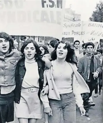  ??  ?? Jóvenes francesas durante una marcha en mayo de 1968, que forma parte de la exposición dedicada al fotógrafo Gilles Caron, quien documentó el movimiento social.