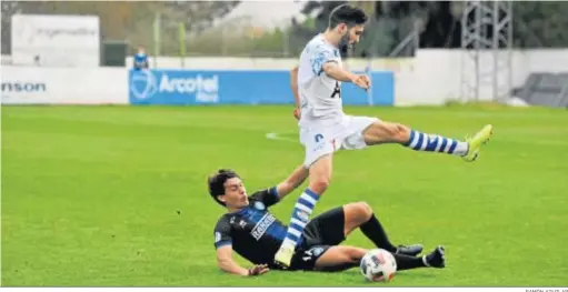  ?? RAMÓN AGUILAR ?? Junior Tombini, en el partido del pasado domingo en el Antonio Gallardo de Arcos lanzándose a los pies de Dani Guerrero.