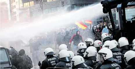  ?? Němci proti Němcům Policejní děla rozhánějí rozvášněné demonstran­ty proti imigraci v Kolíně nad Rýnem. Foto: Profimedia.cz ??