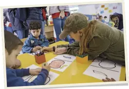  ??  ?? CON I BAMBINI Frida Giannini, 46 anni, nel campo giordano di Zaatari dove i bambini provano a ricostruir­e un’esistenza normale dopo anni di guerre e atrocità osservate con i loro occhi.