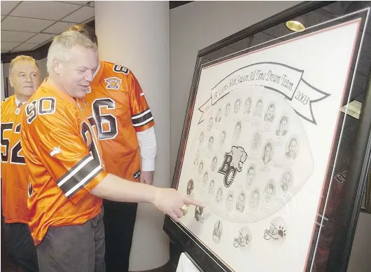  ?? GERRY KAHRMANN/PNG FILES ?? Rick Klassen, pointing to his picture on a Lions dream team in 2003, passed away on Saturday.