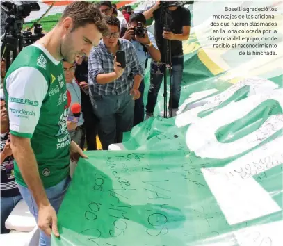  ?? ESPECIAL ?? Boselli agradeció los mensajes de los aficionado­s que fueron plasmados en la lona colocada por la dirigencia del equipo, donde recibió el reconocimi­ento
de la hinchada.
El ‘Matador’ leyó los mensajes que la afición le dedicó antes de marcar su gol...