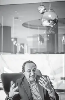  ?? Mark Mulligan / Staff photograph­er ?? United Airlines CEO Oscar Munoz visits the Polaris Lounge at Bush Interconti­nental Airport in Houston in November.
