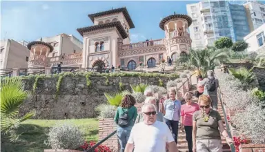  ?? Foto: Rathaus Torremolin­os ?? Urlauber auf kulturelle­n Pfaden vor der Casa de las Navajas.