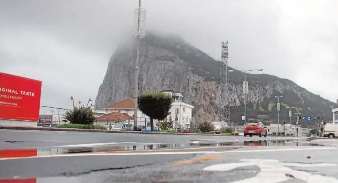  ??  ?? Peñón de Gibraltar, que está sufriendo el azote de la pandemia, tras registrar 56 muertos en solo 24 días