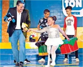  ??  ?? Helen Leonela Velásquez, de 6 años de edad, compartió su historia en Teletón 2018 y expresó su gran deseo de ser cachiporri­sta. Helen es actualment­e beneficiad­a de uno de los diversos proyectos de FUNTER.