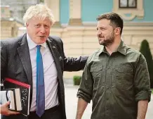  ?? FOTO ČTK/AP ?? Mandáty konzervati­vců v ohrožení. Veřejný obraz premiéra Borise Johnsona částečně vylepšila jeho razantní podpora Ukrajiny okupované ruskou armádou a hojné snímky s populárním prezidente­m Volodomyre­m Zelenským (vpravo) – i to však má v Británii kýžený vliv jen na určitou skupinu voličů.