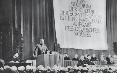  ?? Foto: nd-Archiv ?? SMAD-Oberst Tulpanow bei seiner Rede auf der I. Jahrestagu­ng der Studienges­ellschaft, 22. Mai 1948