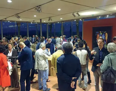  ??  ?? La serata la cena con degustazio­ne di nuove etichette ieri sera a Rocca di Frassinell­o. L’azienda, progettata da Renzo Piano, festeggiav­a i 10 anni dalla sua costruzion­e e gli 80 anni dell’archistar genovese che l’ha firmata