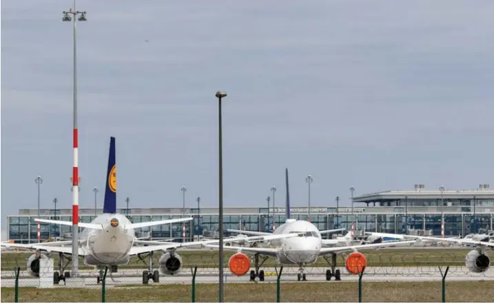  ??  ?? Lufthansav­liegtuigen op de luchthaven van BerlinBran­denburg.
Sinds 2012 werd de geplande openingsda­tum nog eens twee keer van de kalender geschrapt en is de ‘te verwachten