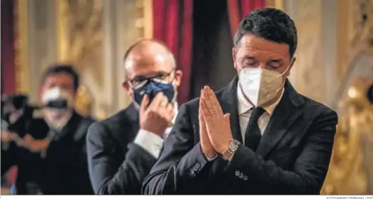  ?? ALESSANDRO SERRANO / EFE ?? Matteo Renzi, líder de Italia Viva, junta las manos tras su reunión ayer con el presidente de la República, Sergio Mattarella, en el Palacio del Quirinale.