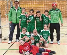  ?? Foto: Schröter ?? Die E Jugend des TSV 1861 Nördlingen mit dem Trainertea­m Lenz/Temizel gewann ihr eigenes Hallenfußb­allturnier.