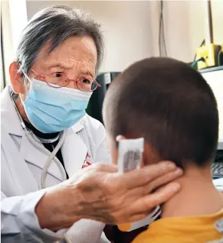  ?? ?? 17 de septiembre de 2022. Lu Shengmei examina a un niño en el Hospital Popular del Distrito de Jiaxian, en la provincia de Shaanxi.